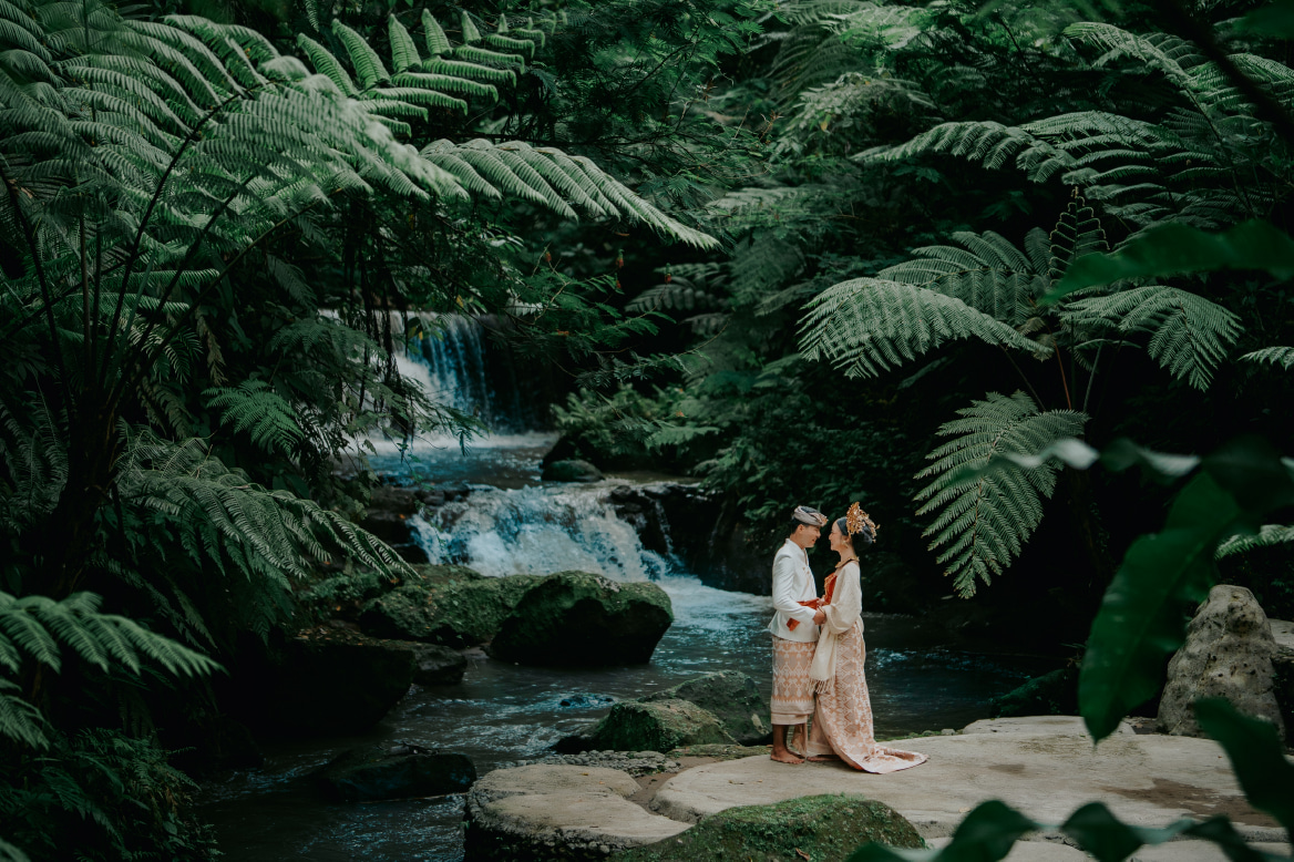 Exclusive Bali pre-wedding photoshoot couple at Sanggraloka Ubud surrounded by tropical jungle scenery