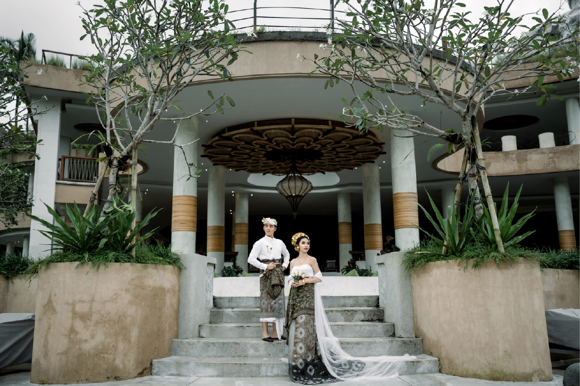 Beautiful Bali pre-wedding photo location at Sanggraloka Ubud overlooking lush jungle views